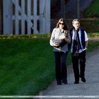 Nicolas Sarkozy and wife Carla Bruni taking a stroll with Giulia | Picture 113939